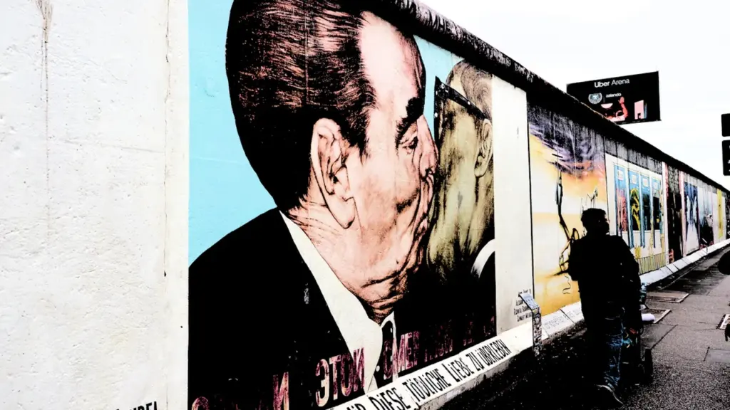 Das berühmte Wandgemälde des Bruderkußes auf einem verbliebenen Stück der Berliner Mauer.