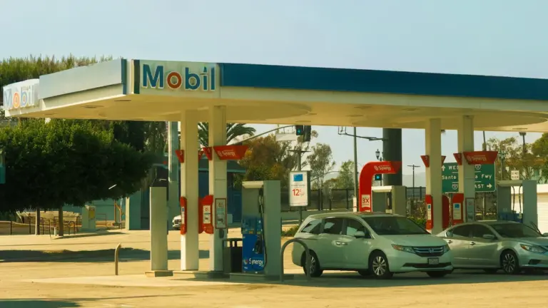 Benzin und Diesel: Preise entlang der Route vergleichen